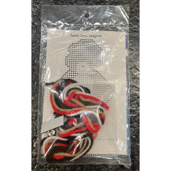 Back Street Jingles Christmas Plastic Canvas Teddy Bear Magnet Kit #11013 NOS - Picture 3 of 3